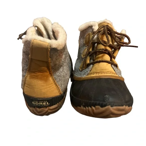SOREL | OUT AND ABOUT PLUS WATERPROOF DUCK BOOTS 9.5 - Picture 2 of 5